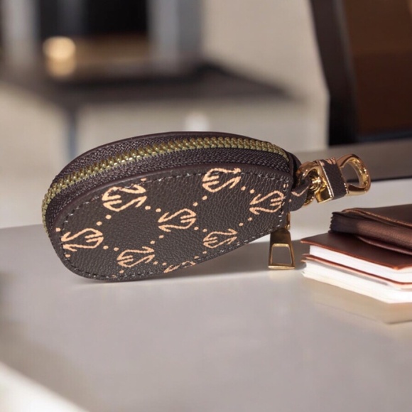 Sleek key case with zipper - Picture 7 of 7